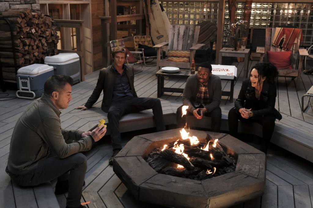 Jack (George Eads), Bozer (Justin Hires) et Riley (Tristin Mays) sont réunis au coin d'un feu au domicile de Mac (Lucas Till).