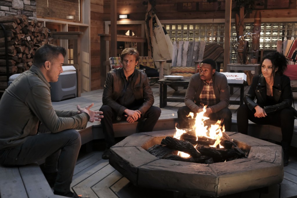 Jack (George Eads), Mac (Lucas Till), Bozer (Justin Hires) et Riley (Tristin Mays) discutent ensemble.