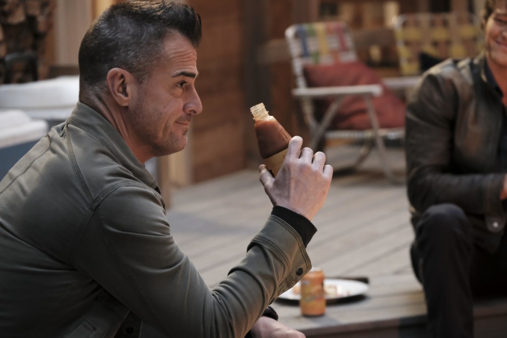 Jack (George Eads) s'apprête à boire une bouteille de sauce piquante.