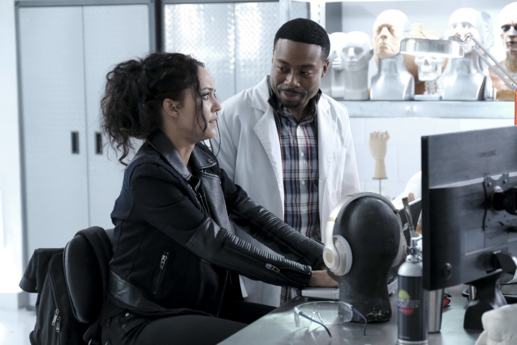 Riley (Tristin Mays) et Bozer (Justin Hires) se trouvent dans le laboratoire de Phoenix.