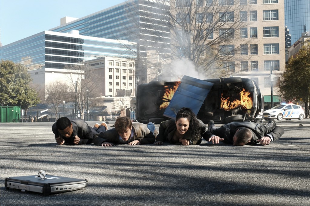 Bozer (Justin Hires), Mac (Lucas Till), Riley (Tristin Mays) et Jack (George Eads) viennent d'être éjectés sur le sol par l'explosion d'une camionnette.