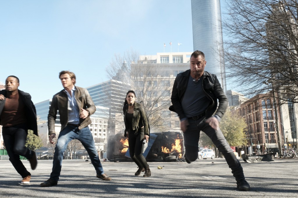 Bozer (Justin Hires), Mac (Lucas Till), Riley (Tristin Mays) et Jack (George Eads) fuient les services secrets.