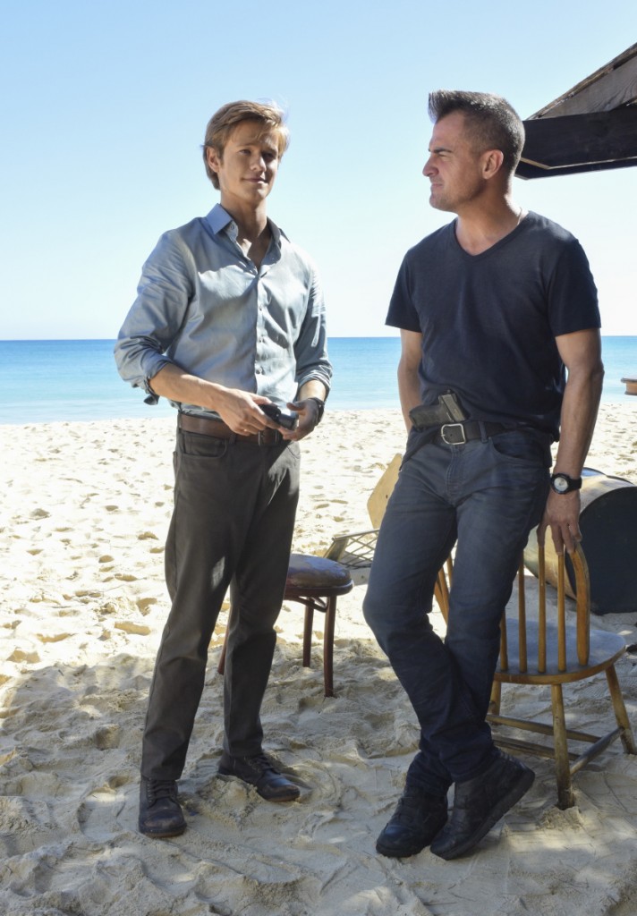 MacGyver (Lucas Till) et Jack (George Eads) se trouvent sur une plage d'Hawaï.