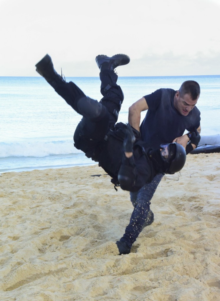 Jack (George Eads) se bat sur une plage avec un mercenaire chinois.