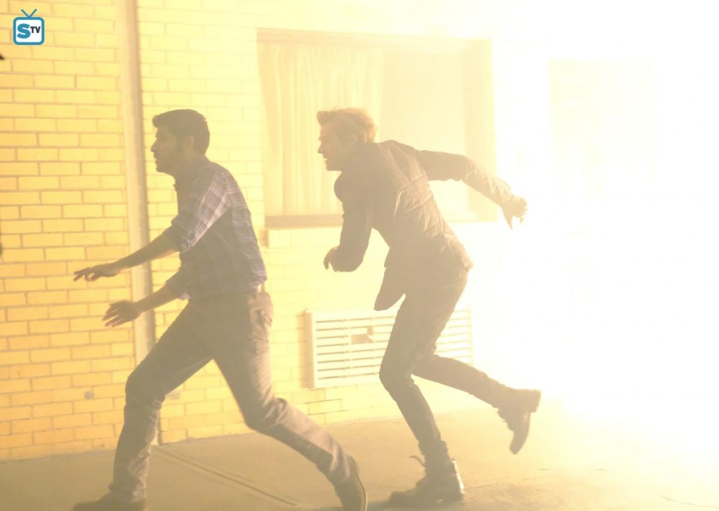 Mac (Lucas Till) tente d'échapper à un incendie avec un innocent, Joshua (Assaf Cohen).
