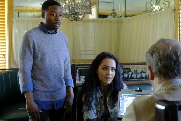 Bozer (Justin Hires) et Riley (Tristin Mays) discutent avec un homme.