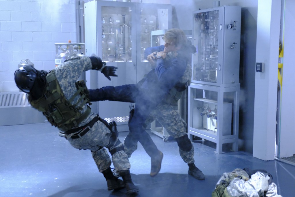 MacGyver (Lucas Till) doit se débrouiller seul pour neutraliser deux ennemis.