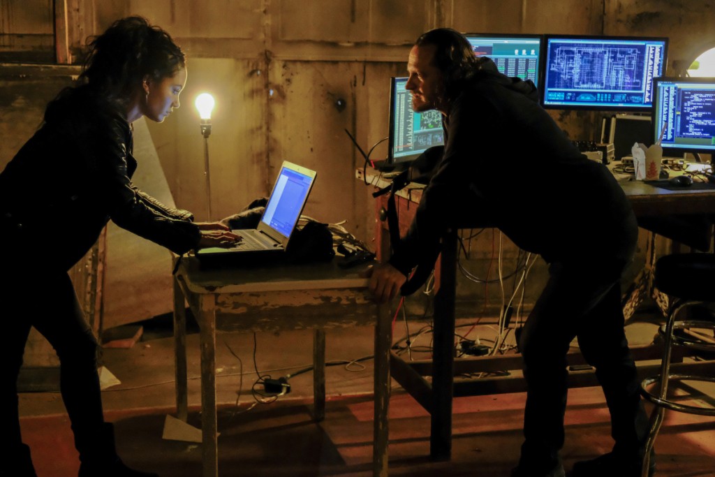 En infiltration, Riley (Tristin Mays) utilise son ordinateur pour pirater le réseau éléctrique de la ville.