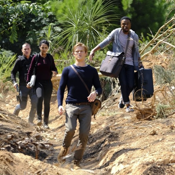 Mac (Lucas Till), Bozer (Justin Hires), Riley (Tristin Mays) et Jack (George Eads) tentent de retrouver le fils du Vice-Président.
