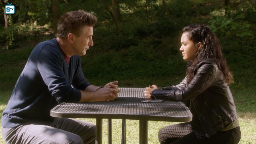 Riley (Tristin Mays) est en pleine conversation avec son père, Elwood (William Baldwin).