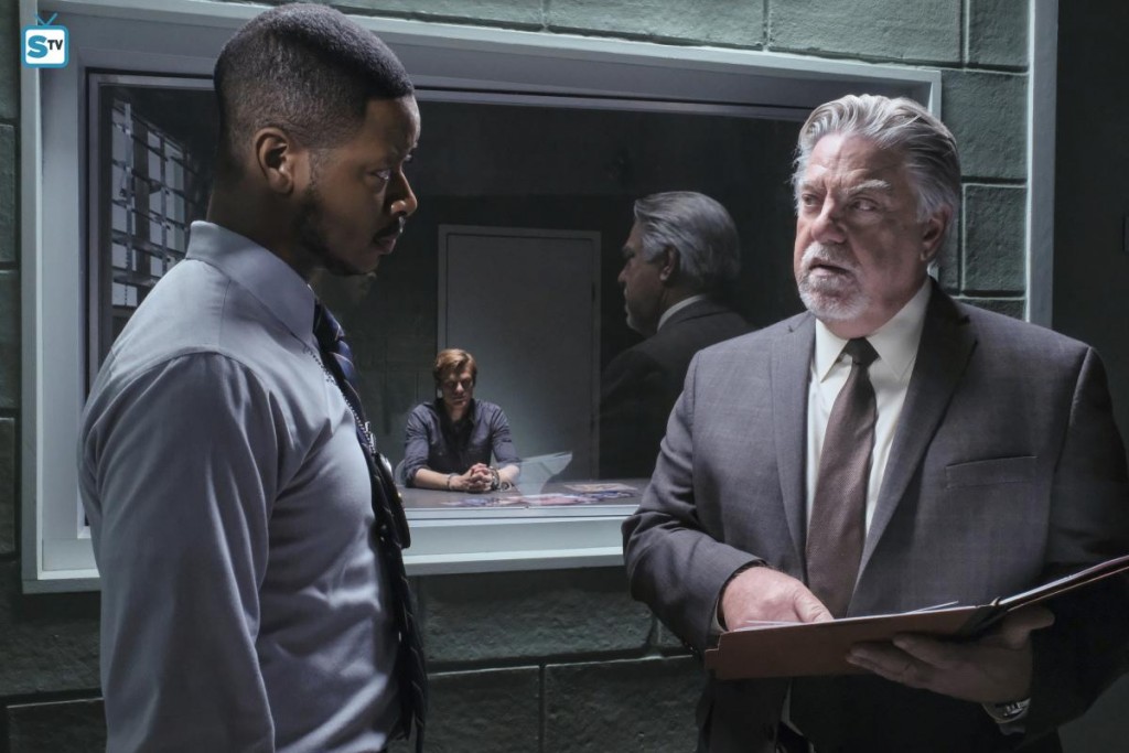 Alors que Mac (Lucas Till) se trouve dans la salle d'interrogatoire, Greer (Bruce McGill) discute avec son équipier, Turner (Arjay Smith).