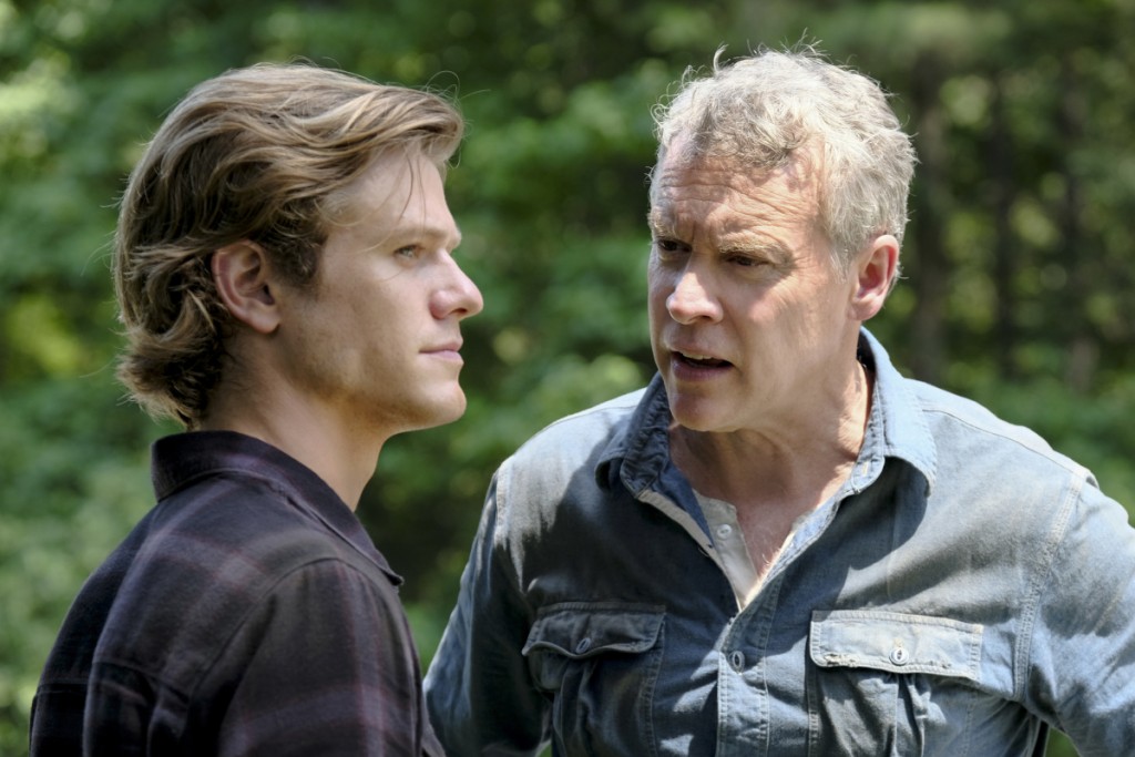 James (Tate Donovan) essaie d'avoir une conversation avec son fils, Mac (Lucas Till).