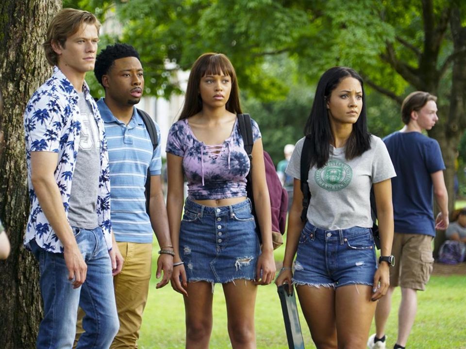 Mac (Lucas Till), Bozer (Justin Hires), Leanna (Reign Edwards) et Riley (Tristin Mays) se trouvent sur un campus universitaire.
