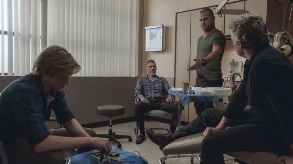 Mac (Lucas Till), Jack (George Eads) et James (Tate Donovan) se trouvent dans un établissement dentaire au Mexique avec un baron de la drogue (Marco Rodriguez).