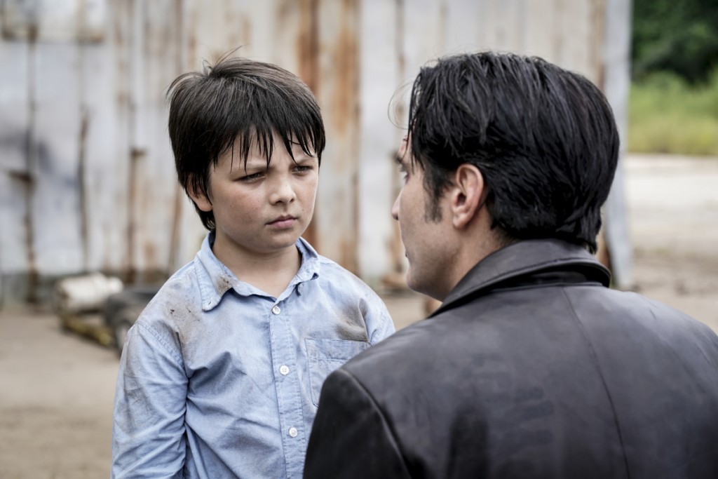Cassian (Brady Bond) discute avec son père, Murdoc (David Dastmalchian).