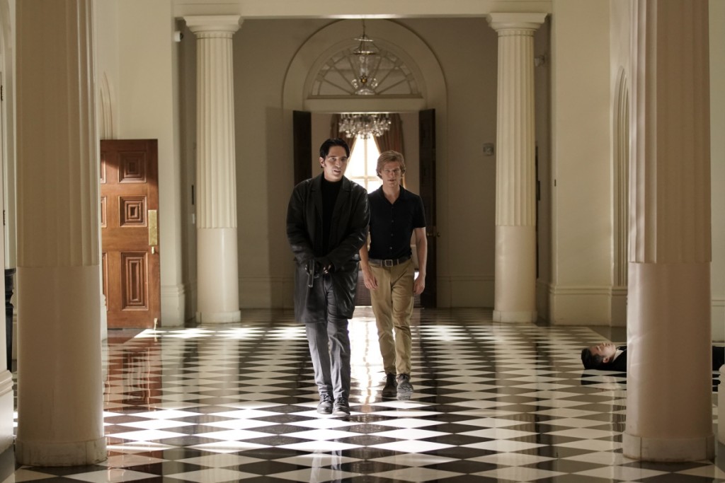 Murdoc (David Dastmalchian) et Mac (Lucas Till) viennent d'entrer au domicile de Benjamin Liu.