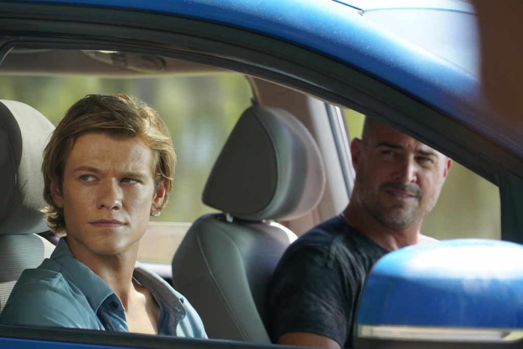 Mac (Lucas Till) et Jack (George Eads) sont assis l'un a côté de l'autre dans une voiture.