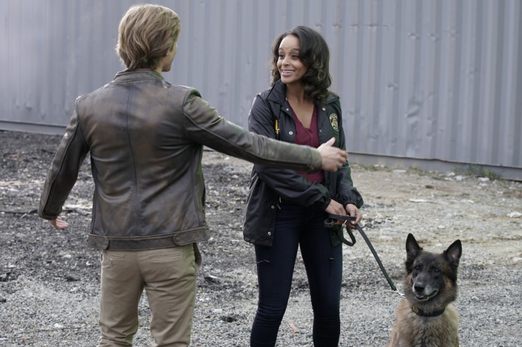 Mac (Lucas Till) retrouve son amie de l'ATF, Maria Ramirez (Presilah Nunez) et son chien, Cody.