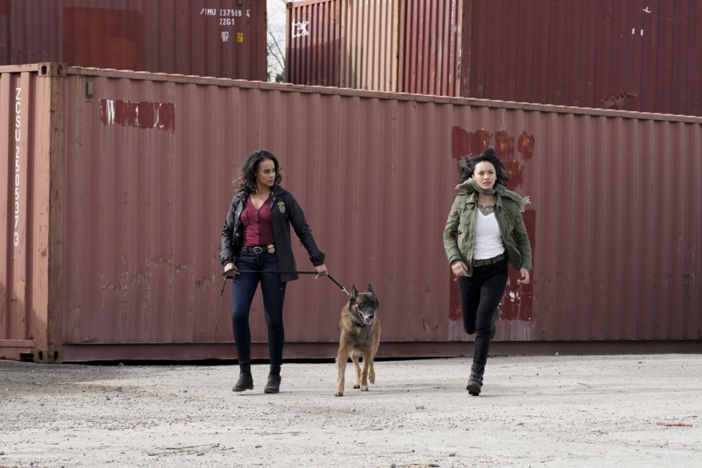 Maria (Presilah Nunez) et son chien, Cody marchent à côté de Desi (Levy Tran) qui se met à courir.