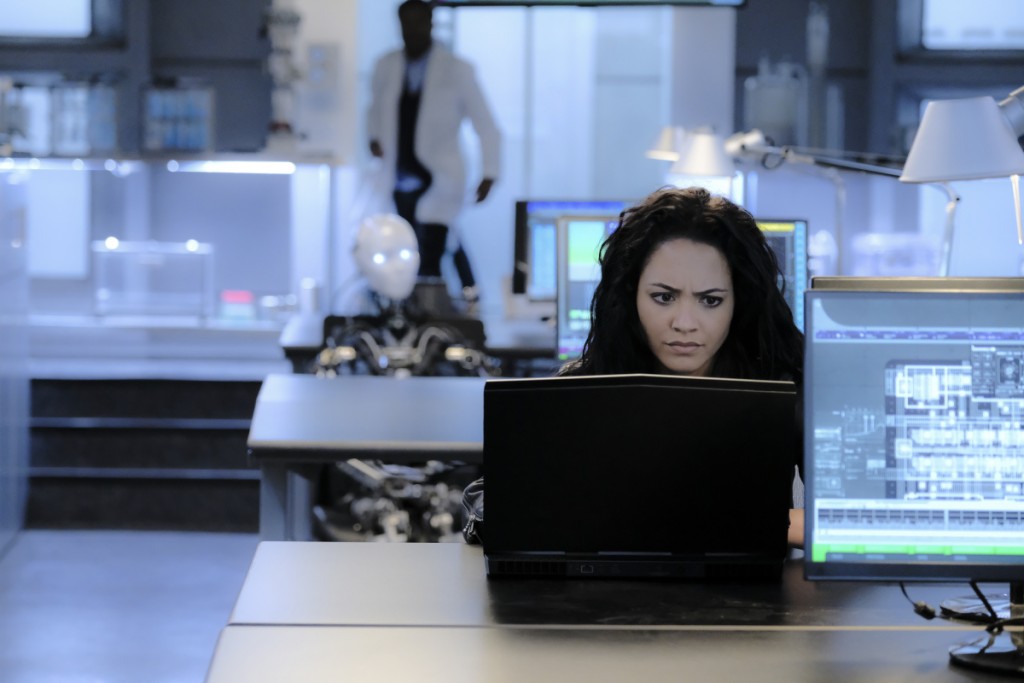 Riley (Tristin Mays) pianote sur son ordinateur pour tenter d'identifier un pirate informatique.