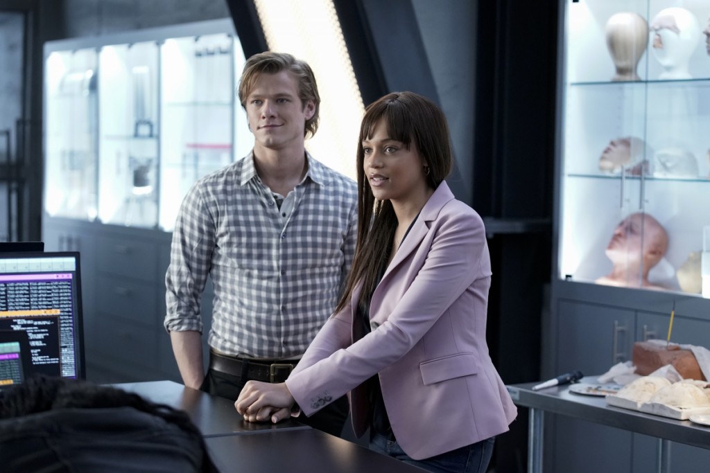 Mac (Lucas Till) et Leanna (Reign Edwards) se trouvent dans le laboratoire de Phoenix.