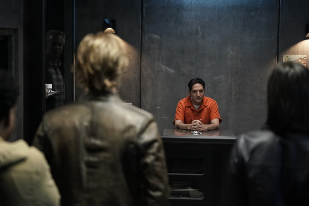 Enfermé dans sa prison de haute sécurité, Murdoc (David Dastmalchian) retrouve l'équipe de Phoenix.