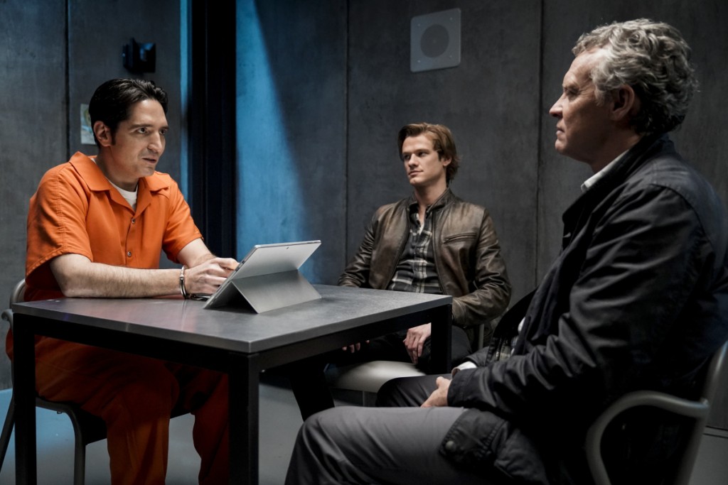 Le Superviseur (Tate Donovan) et Mac (Lucas Till) interrogent Murdoc (David Dastmalchian).