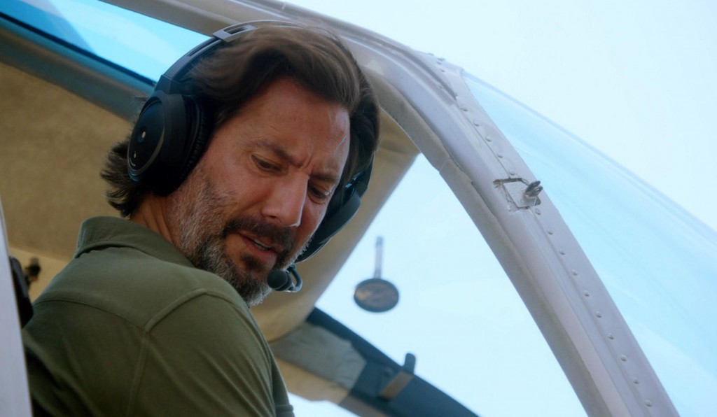 Russ Taylor (Henry Ian Cusick) est à bord d'un hélicoptère.