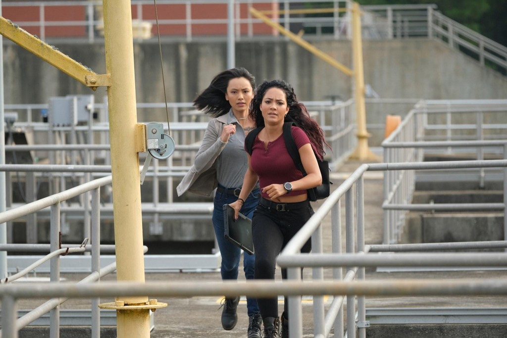 Desi (Levy Tran) et Riley (Tristin Mays) prennent la fuite en courant précipitamment. 