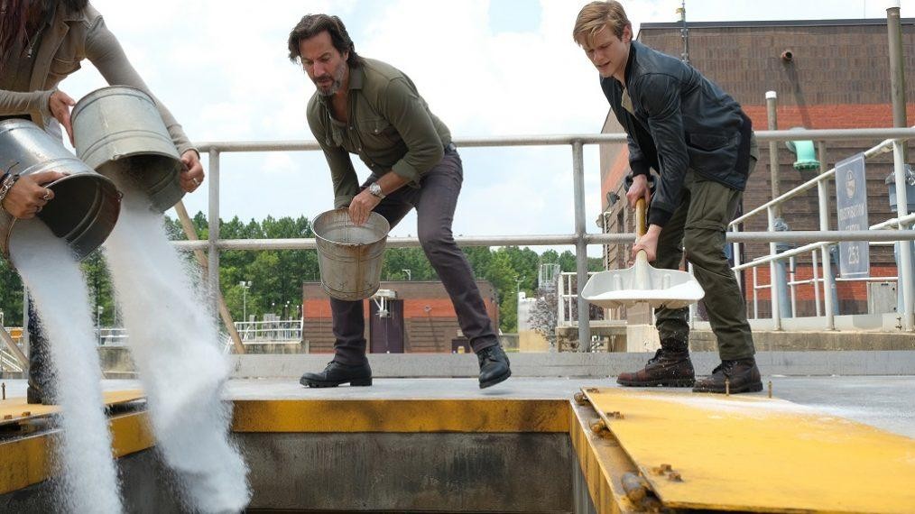 Au cours de la mission, Russ (Henry Ian Cusick) et Mac (Lucas Till) utilisent un seau d'eau et une pelle.