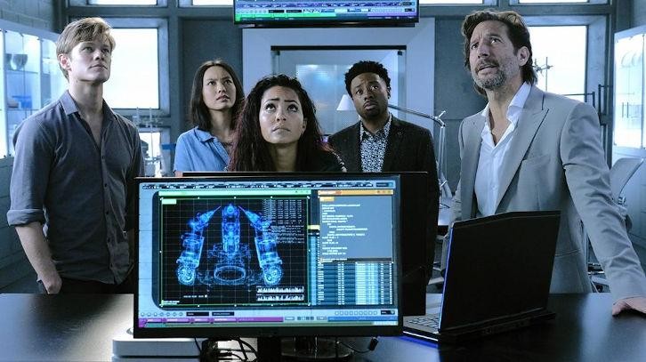 L'équipe de la Fondation Phoenix est regroupé devant des ordinateurs.