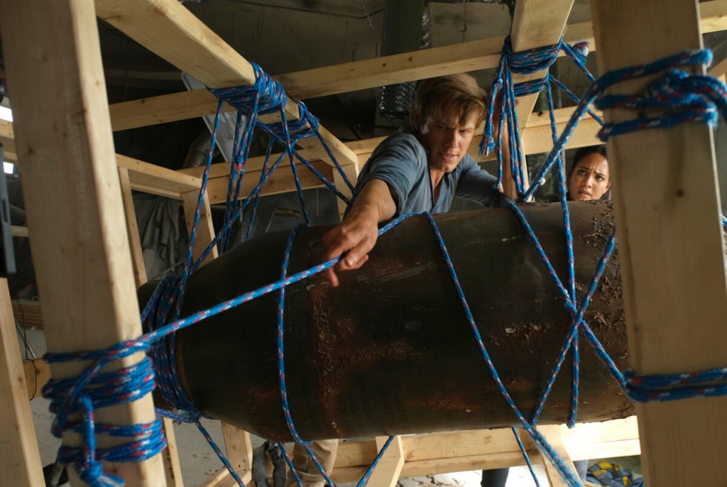 MacGyver (Lucas Till) et Riley (Tristin Mays) élaborent un plan pour évacuer la bombe du bâtiment.