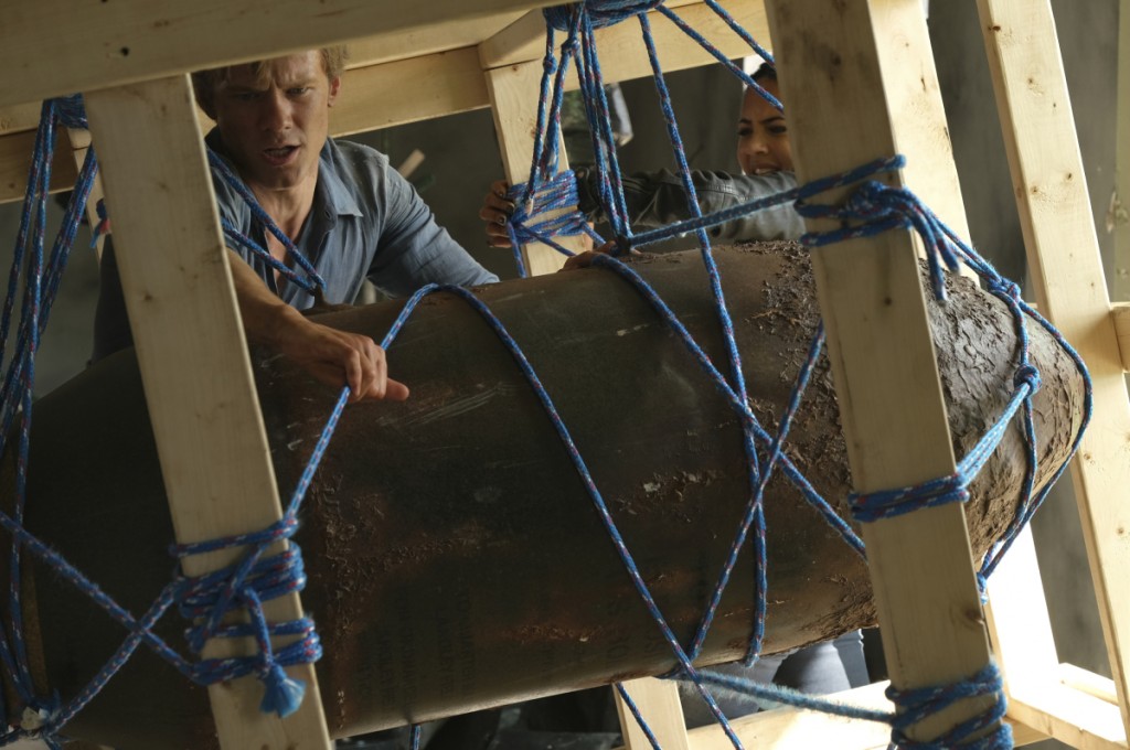 Mac (Lucas Till) et Riley (Tristin Mays) attachent la bombe avec des cordes.