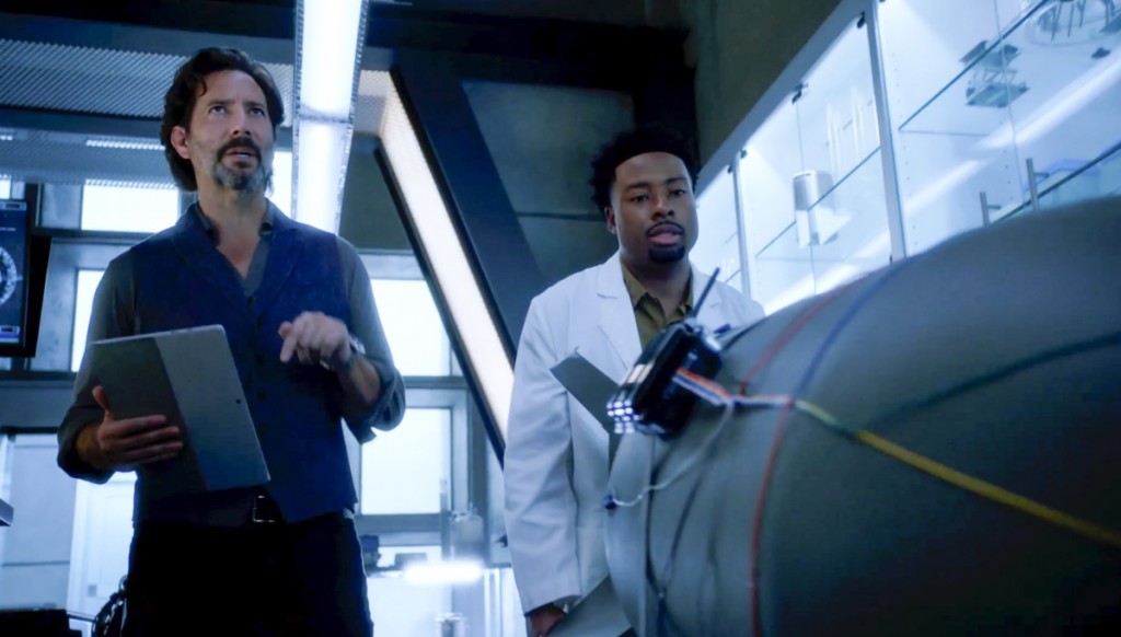 Russ (Henry Ian Cusick) et Bozer (Justin Hires) travaillent au laboratoire de l'agence.