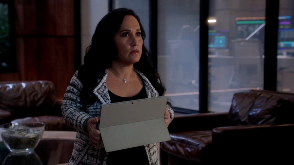 Matty (Meredith Eaton) se trouve dans le bâtiment de la Fondation Phoenix avec sa tablette.