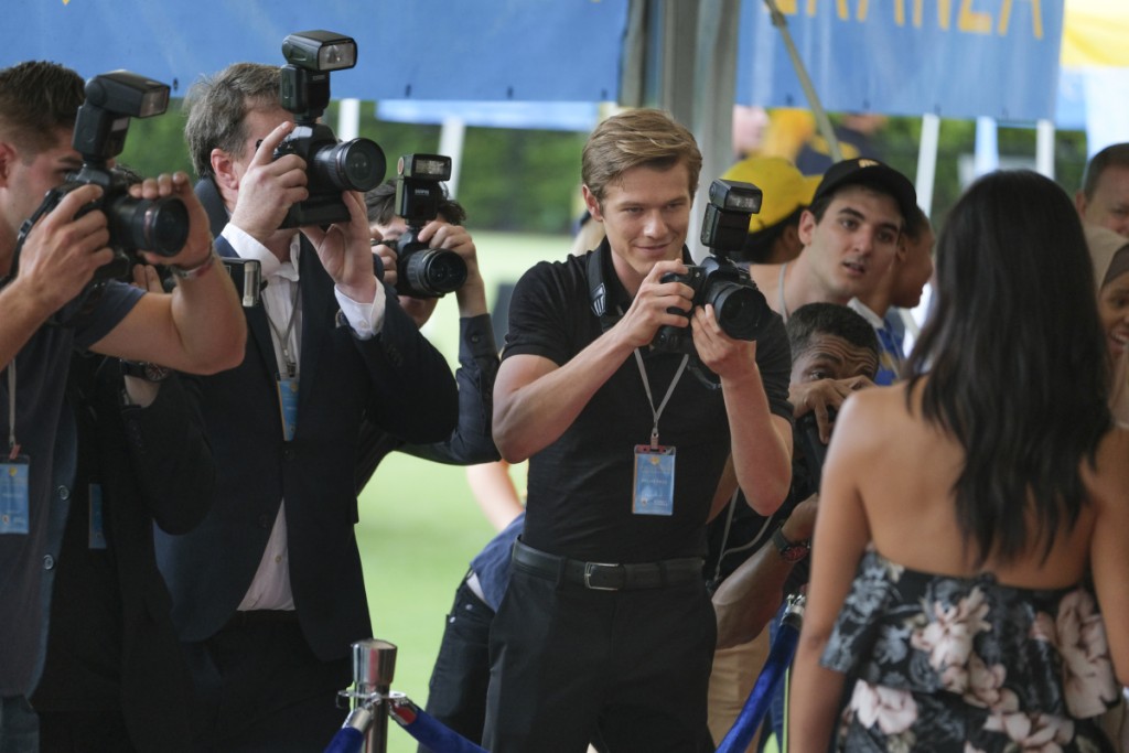 En tant que paparazzi, Mac (Lucas Till) prend une jeune femme en photo.