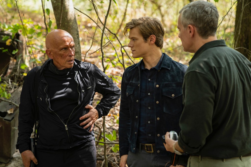 Mac (Lucas Till) et son père, James (Tate Donovan) ont une conversation avec Mason (Peter Weller) qui est blessé.