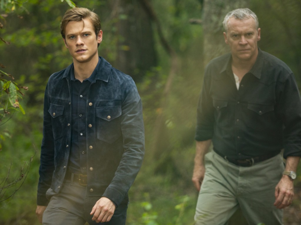 Mac (Lucas Till) et son père, James (Tate Donovan) se trouvent en forêt.