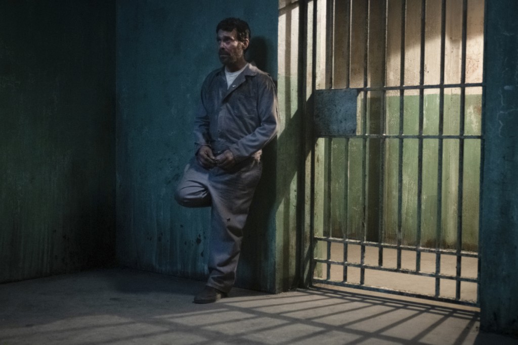 The Merchant (James Callis) se trouve dans une cellule.