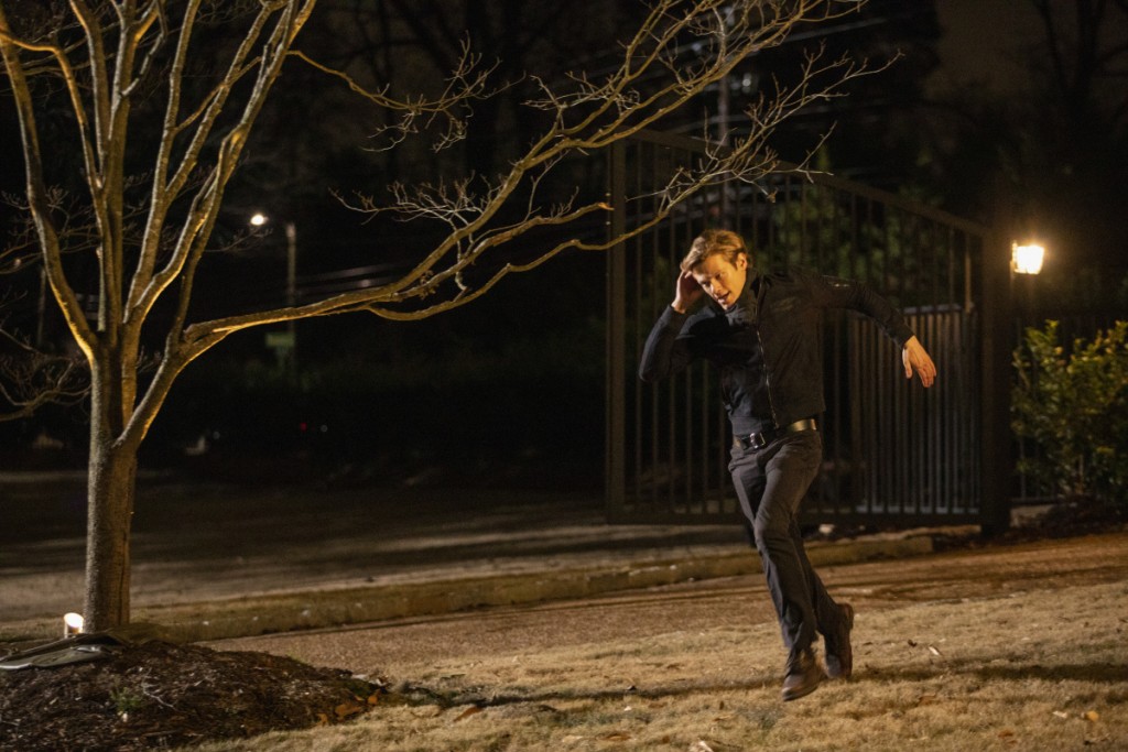 MacGyver (Lucas Till) se met à courir afin d'échapper aux gardes qui le pousuivent.