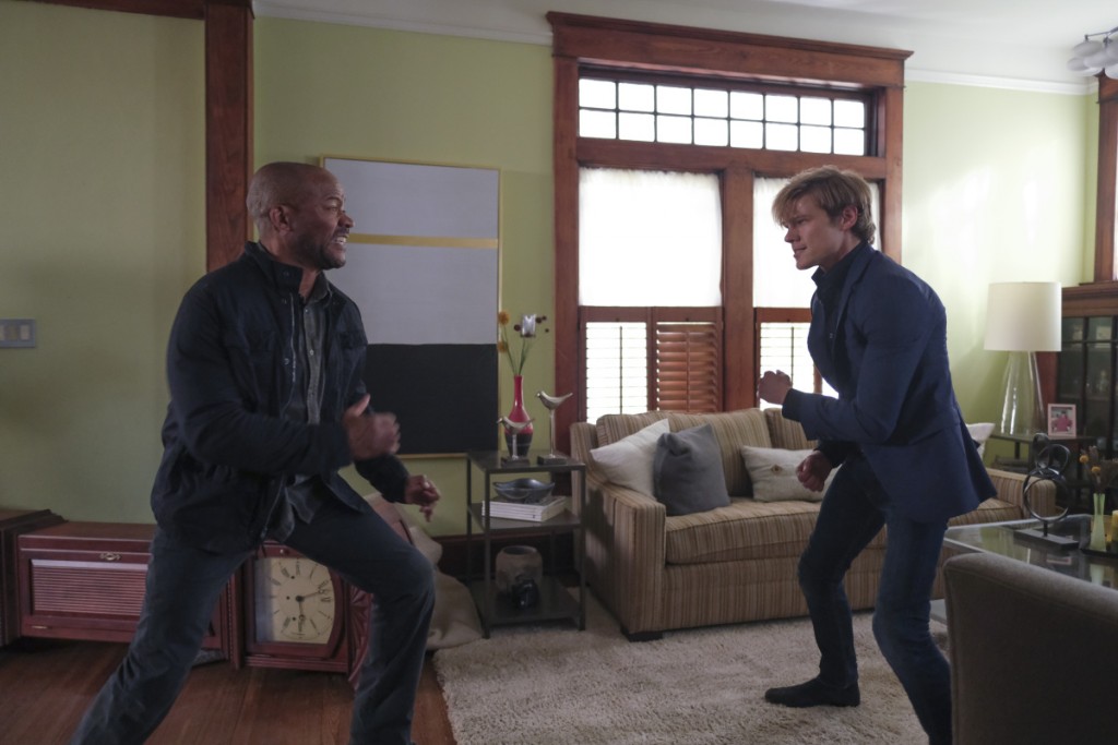 Mac (Lucas Till) s'apprête à se battre contre un homme au domicile des Nguyen.