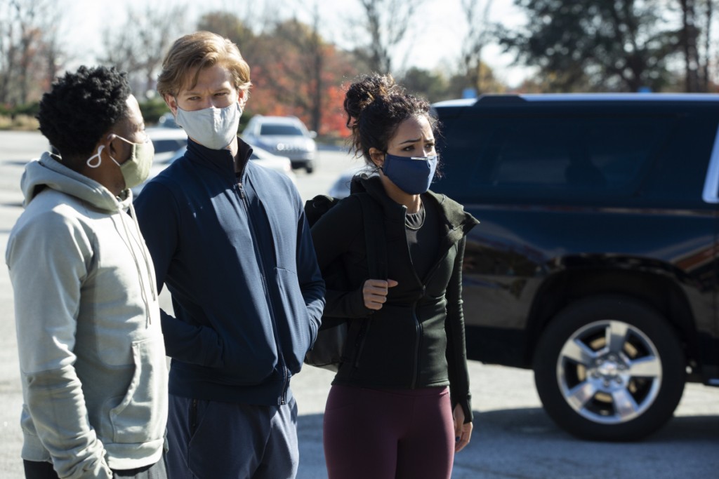 Bozer (Justin Hires), Mac (Lucas Till) et Riley (Tristin Mays) portent des masques en période de Covid-19.
