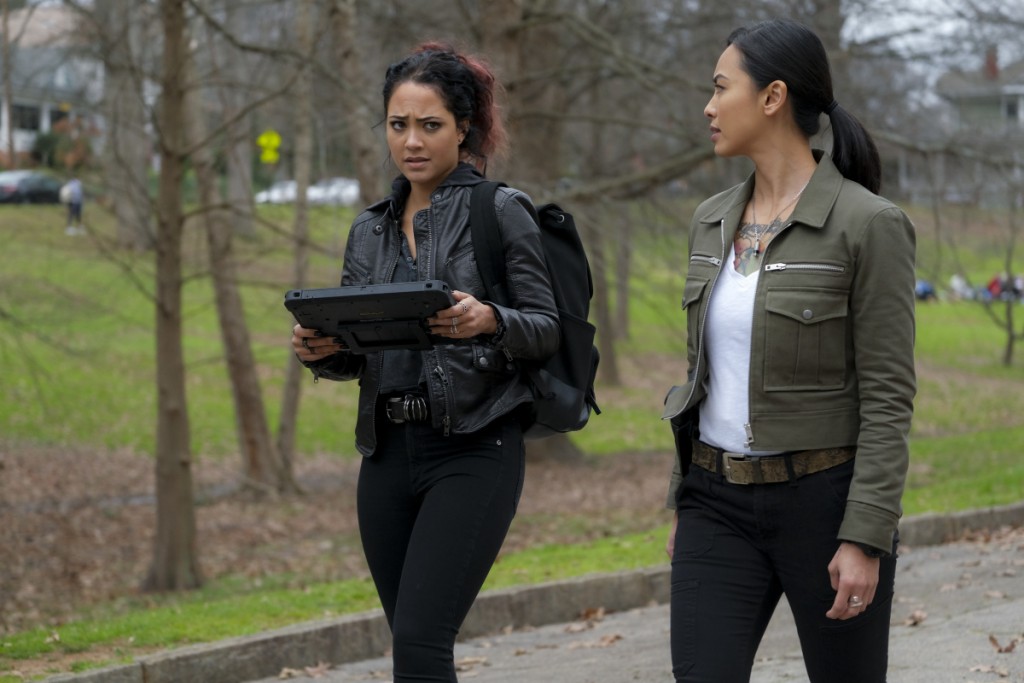 Riley (Tristin Mays) et Desi (Levy Tran) discutent ensemble dans un parc.