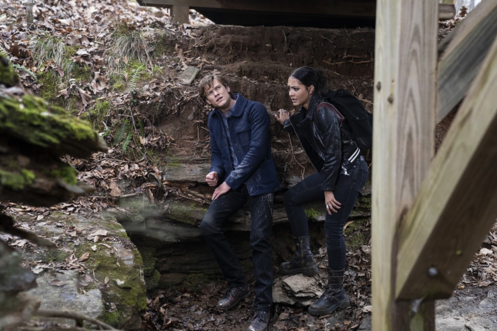 Mac (Lucas Till) et Riley (Tristin Mays) patientent sous un pont afin de ne pas se faire repérer.