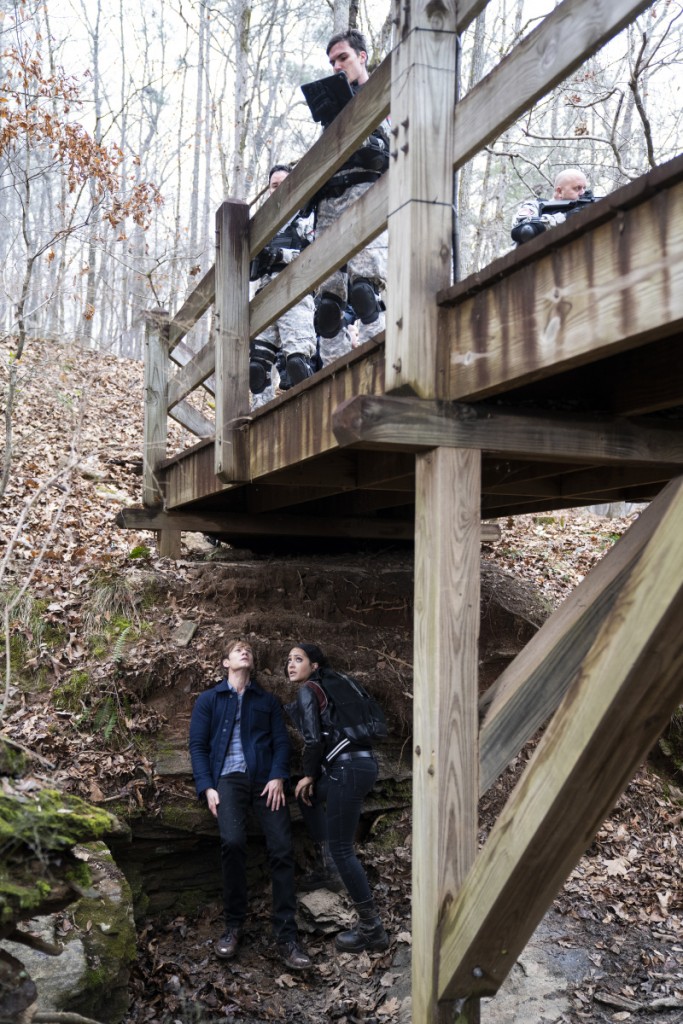 Mac (Lucas Till) et Riley (Tristin Mays) se cachent sous un pont d'un groupe d'ennemis.