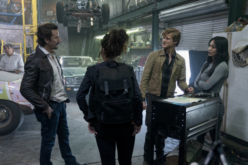 Desi (Levy Tran), Mac (Lucas Till), Russ (Henry Ian Cusick) et Riley (Tristin Mays) sont réunis dans un garage en Italie pour les besoins d'une mission.