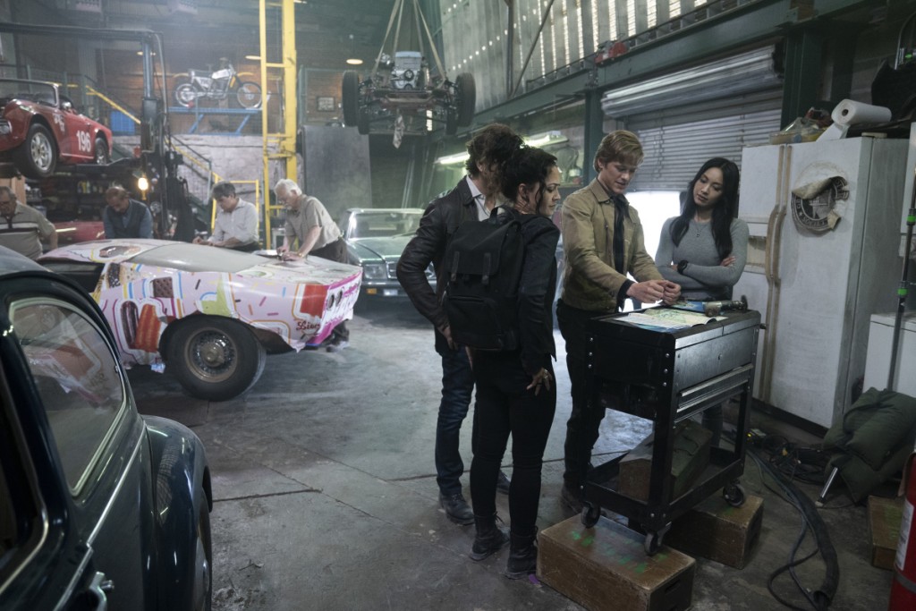 Riley (Tristin Mays), Russ (Henry Ian Cusick), Mac (Lucas Till) et Desi (Levy Tran) se trouvent dans un garage et discutent de leur plan.