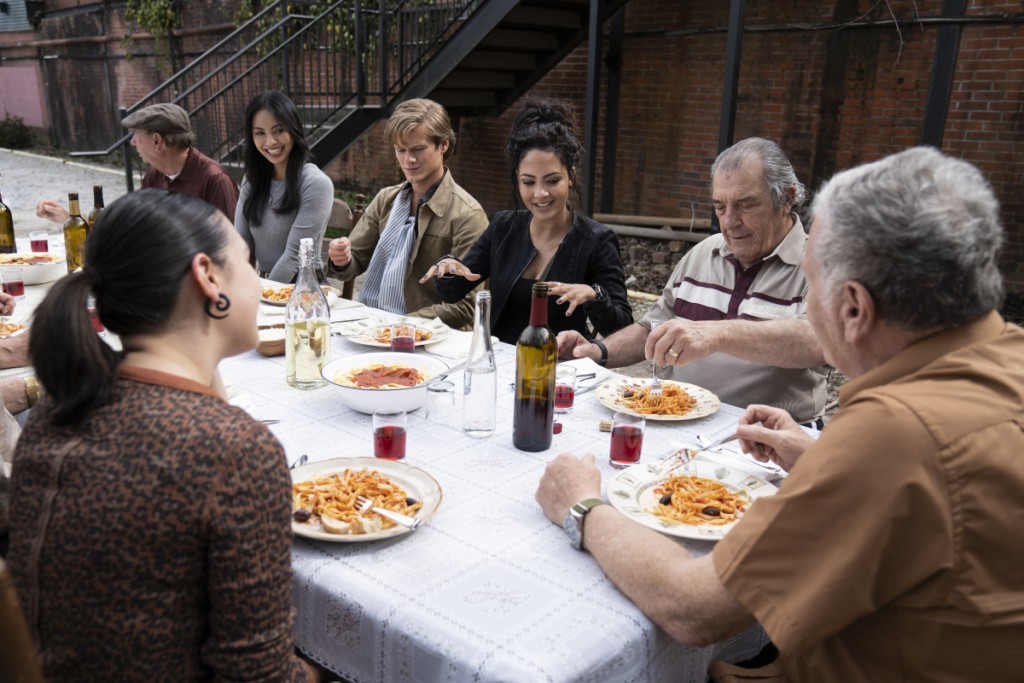 Desi (Levy Tran), Mac (Lucas Till) et Riley (Tristin Mays) sont réunis à une table avec des italiens.