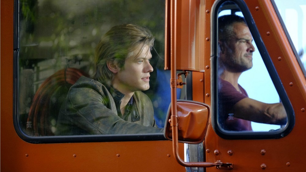 Angus MacGyver (Lucas Till) et Jack Dalton (George Eads) se trouvent dans un camion.