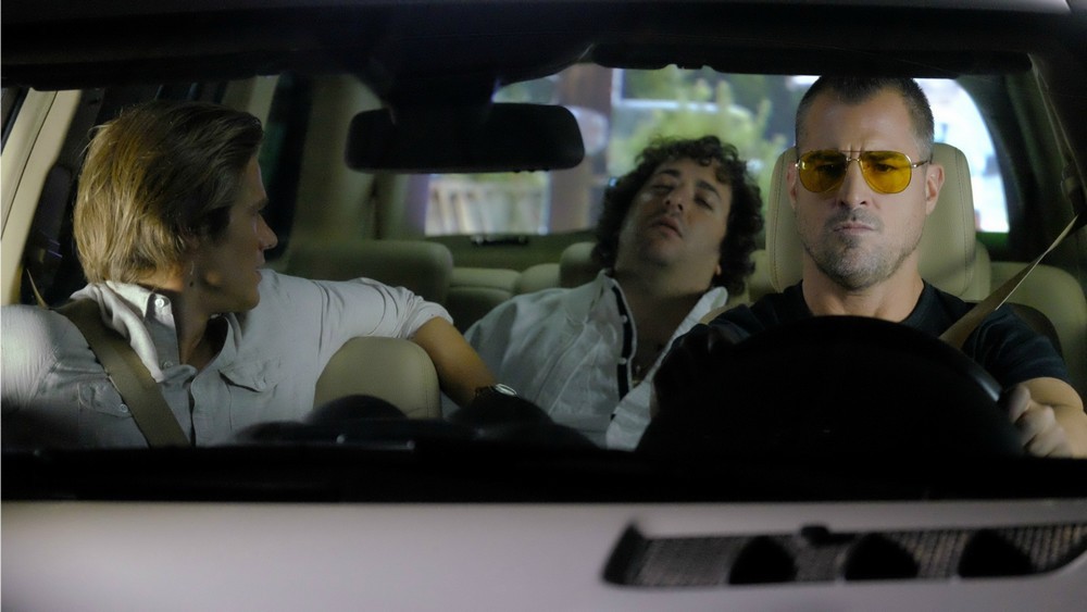 Alors qu'ils sont dans une voiture, Dalton (George Eads) et MacGyver (Lucas Till) doivent sauver un homme qui est blessé par balles.